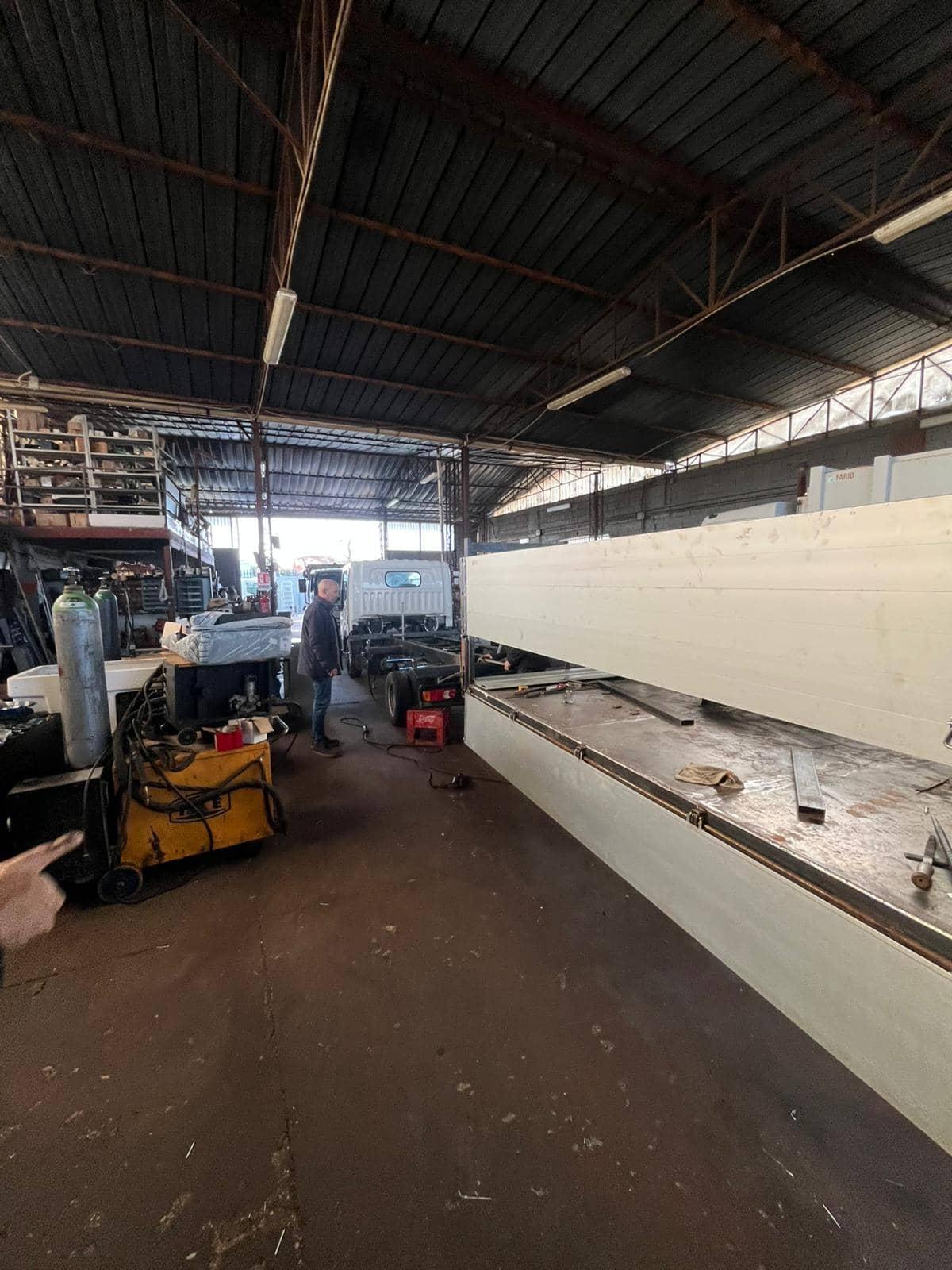 Interno di un'officina specializzata in allestimenti per veicoli industriali.